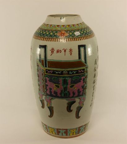 null CHINE.
Grand vase en porcelaine.
Haut. : 43,5 cm.
(Accidents.)