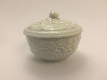 null Petit pot couvert en porcelaine blanc de Chine à décor de fleurs en léger relief....