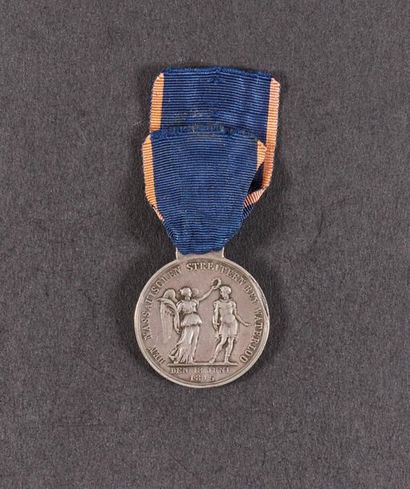 null MÉDAILLE DE WATERLOO, instituée en 1815. En argent. Défaut de frappe sur le...