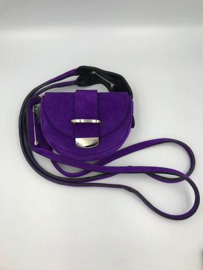 DELAFON DELAFON
#2-1350
Petit sac en nubuc violet , chaine argentée, épingle à nourisse
Fermoir...