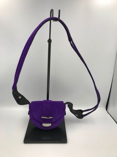 DELAFON DELAFON
#2-1350
Petit sac en nubuc violet , chaine argentée, épingle à nourisse
Fermoir...