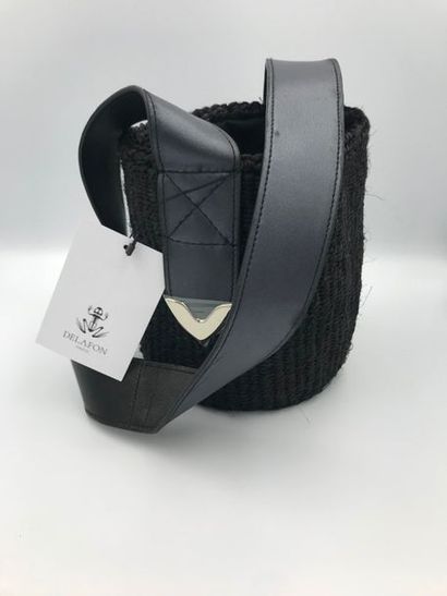 DELAFON - PARIS DELAFON - PARIS
PANIER NOIR
Sac seau en cuir tressé noir et anse...