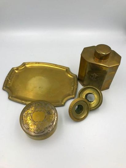 Ensemble en métal doré comprenant : un flacon, un petit plateau, une boite à décor...