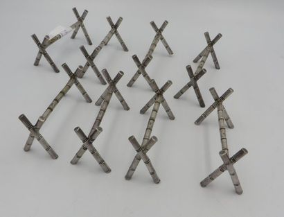 HUIT PORTES COUTEAUX en métal argenté motif imitation bambou et extrêmité en X HUIT...