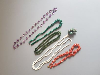null Lot de 5 colliers de perles : malachite, jaspe, corail rouge, pierre en verre...
