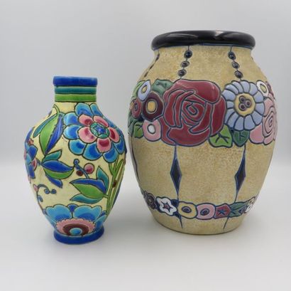Lot comprenant : Lot comprenant :
- vase en faience polychrome à décor floral, marque...