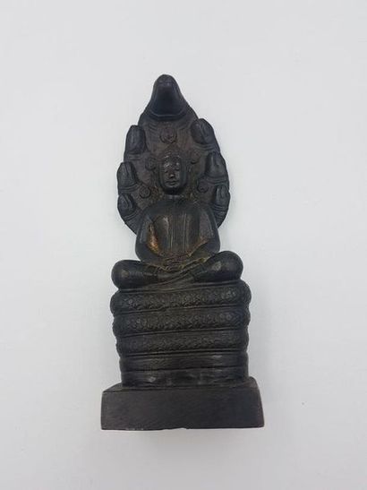 Bouddha en bronze paré par le nâga. Travail moderne. Bouddha en bronze paré par le...