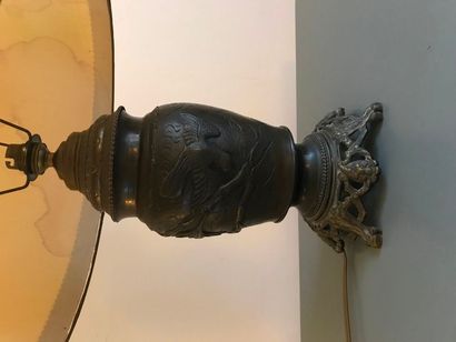 Vase en bronze patiné à décor de volatile dans le goût asiatique, monté en lampe...