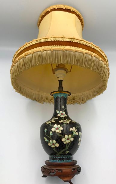 DEUX VASES en cloisonnés à décor floral sur fond noir et bronze doré, monté en lampe...
