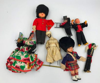 Ensemble comprenant cinq montures d'éventails, dix poupées modernes ou sujets populaire,...