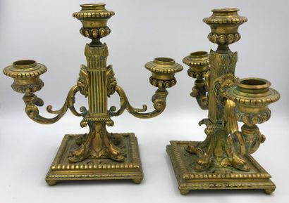 PAIRE DE BOUGEOIRS en bronze et laiton doré à trois bras de lumières, fût colonne...