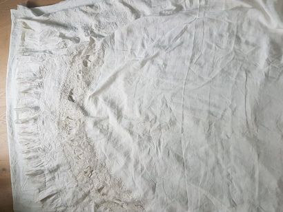 Parure de lit comprenant : 1 drap ou dessus de lit en fine toile de lin, dentelle...