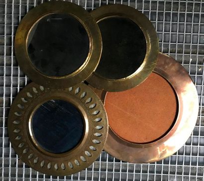 TROIS MIROIRS ronds en laiton, cuivre ou métal, et un cadre rond en laiton TROIS...