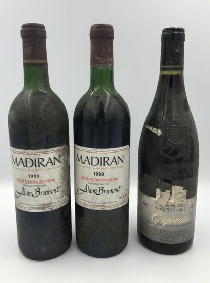3 bouteilles 2 bouteilles Madiran, Alain Brumont, 1989 bas goulot, étiquette légèrement...