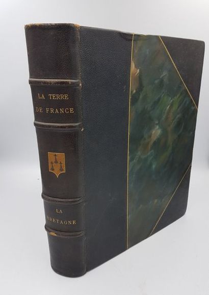 LA BRETAGNE. Terre de France. LA BRETAGNE. Terre de France. 1 volume in quarto demi...