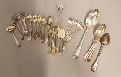 *LOT en métal argenté dépareillécomprenant : cuillères et fourchettes à huitre, grande...