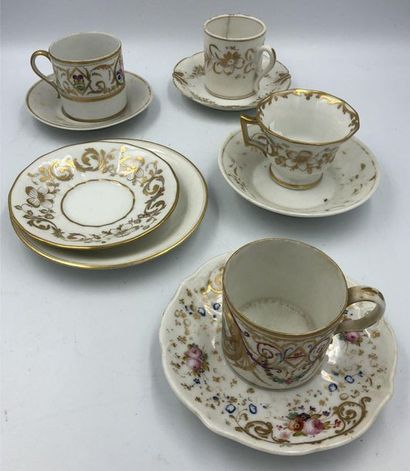 *Ensemble de tasses et sous tasses en porcelaine à décor floral polychrome ou or,...