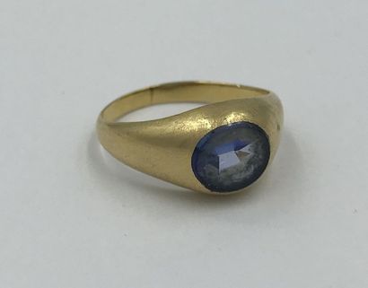 Bague en or jaune18K (750 millièmes) et platine (950 millièmes) orné d'une pierre...