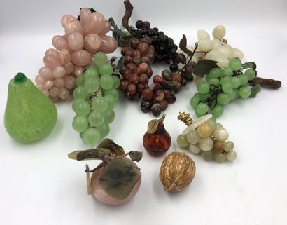 *Ensemble de GRAPPES de raisins, poires, noix en pierres dures, verres ou résine...
