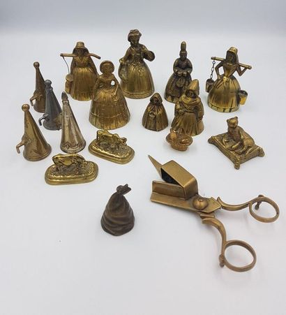 *Lot comprenant : *Lot comprenant : 

- Huit cloches en bronze doré en forme de femmes...