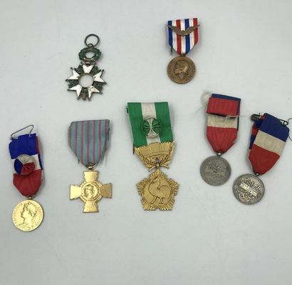 *Lot de Médailles comprenant *Lot de Médailles comprenant 

- Croix du combattants...
