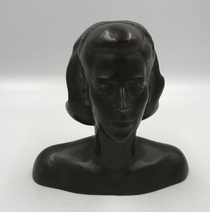 *R. SCARPA *R. SCARPA

Buste de femme en bronze patiné

Signé

H : 13,5 cm