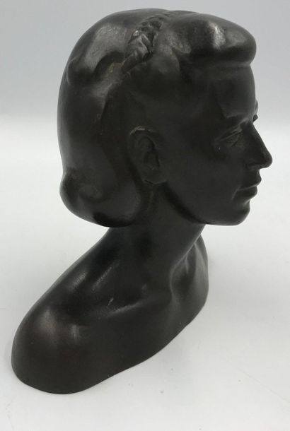*R. SCARPA *R. SCARPA

Buste de femme en bronze patiné

Signé

H : 13,5 cm