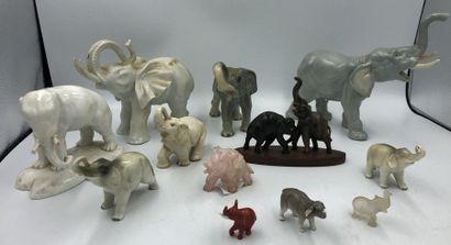 *DOUZE ELEPHANTS en porcelaine, bois ou pierre dure *DOUZE ELEPHANTS en porcelaine,...