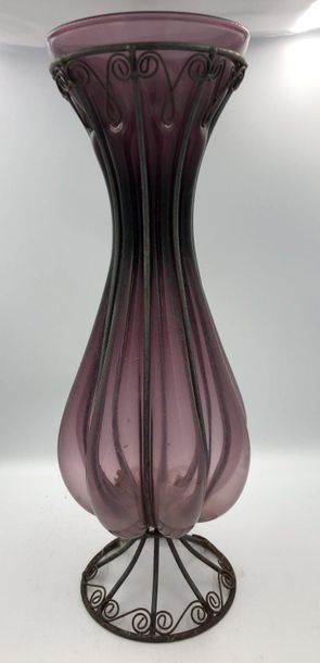 *Vase en verre soufflé violet dans une monture en fer forgé *Vase en verre soufflé...