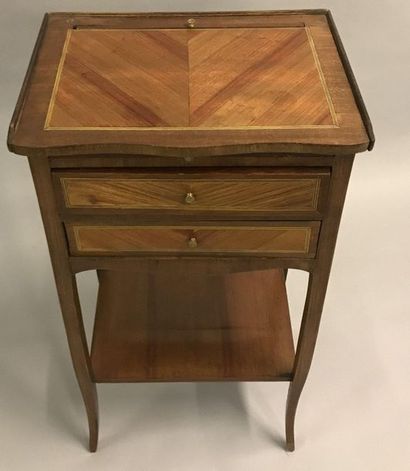 *TABLE DE SALON en bois de placage marqueté en feuille reposant sur des pieds légèrement...