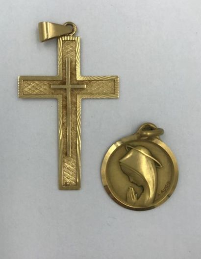 Médaille ronde en or jaune 18K( 750 millièmes ) décor gravé d'une sainte et signé...