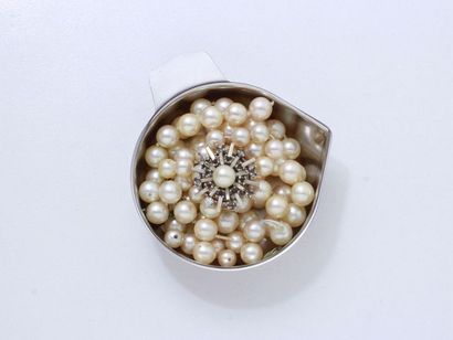 Lot en vrac composé de perles de culture accompagnées de 2 fermoirs en or gris 750...