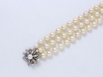 Bracelet composé de 3 rangs de perles de culture d'environ 6.8 mm, agrémenté d'un...