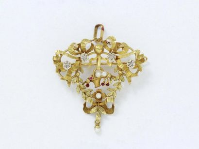 Broche pendentif en or 750 millièmes finement ciselé, à décor de rubans noués, d'une...