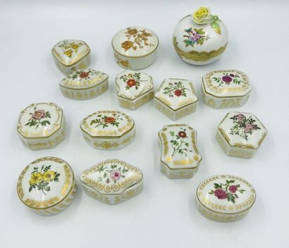 Ensemble de douze boites à pilules en porcelaine à décor floral polychrome et or...