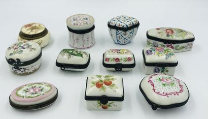 Onze boites à pilules en porcelaine à décor floral polychrome , diverses formes,...