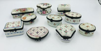 Ensemble de dix boites à pilules, diverses formes, en porcelaine à décor floral polychrome,...