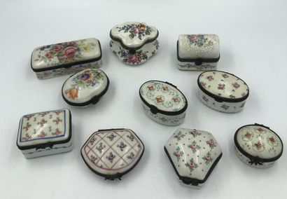 Ensemble de dix boites à pilules, diverses formes, en porcelaine à décor floral polychrome,...
