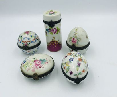 Cinq boites en porcelaine à décor floral polychrome, monture métal Cinq boites en...