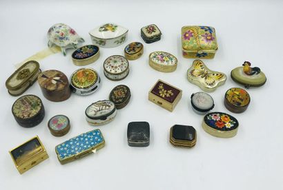 Ensemble de boites à pilules diverses forme en métal ou porcelaine Ensemble de boites...