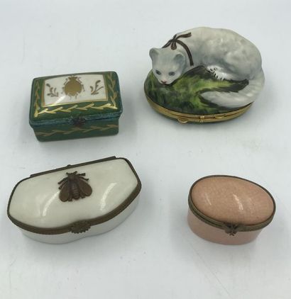Quatre boites à pilules en porcelaine et monture métal dont une à décor d'un chat...