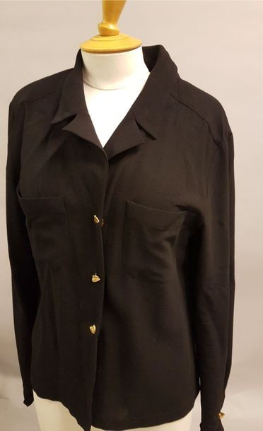 CHANEL CHANEL

Veste en lainage noir, col cranté sur simple boutonnage à 3 boutons...