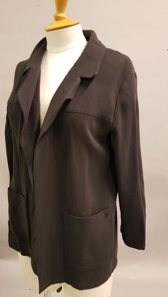 CHANEL CHANEL

Veste fluide en lainage noir, col châle cranté, deux larges poches...