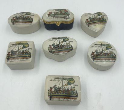 Ensemble de sept boites à pilules divers fomes en porcelaine à décor de la tapisserie...