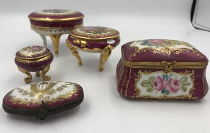 Ensemble de cinq boites en porcelaine à décor floral ou scène galante sur fond rose...