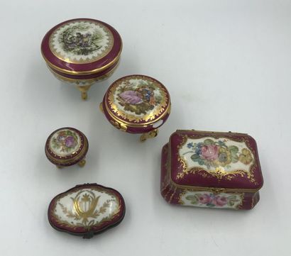Ensemble de cinq boites en porcelaine à décor floral ou scène galante sur fond rose...
