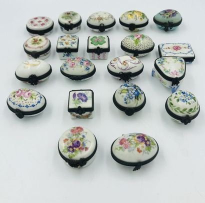 Ensemble de vingt boites à pilules en porcelaine à décor floral polychrome, monture...
