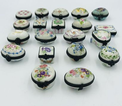 Ensemble de vingt boites à pilules en porcelaine à décor floral polychrome, monture...