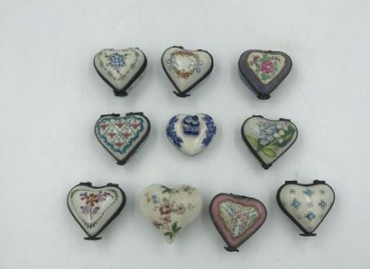 Ensemble de dix boites à pilule forme de coeur en porcelaine à décor floral et monture...