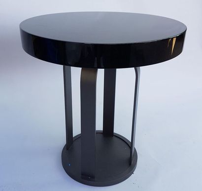 DEUX TABLE D'APPOINT à plateau circulaire laqué noir et piétement ajouré en métal...
